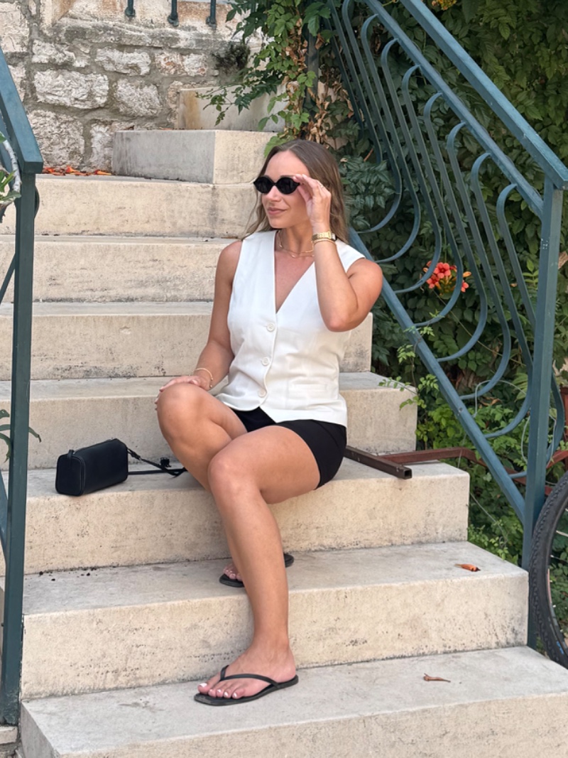 Casual Sightseeing Outfit for Summer