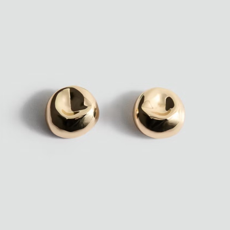 Earrings with round relief — MANGO